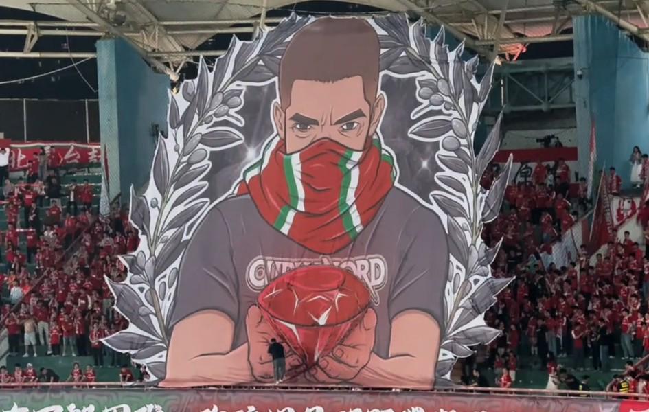 世界杯官方软件安装-河南对申花Tifo：纵有万般困难，你依旧是那颗璀璨耀眼的珍宝